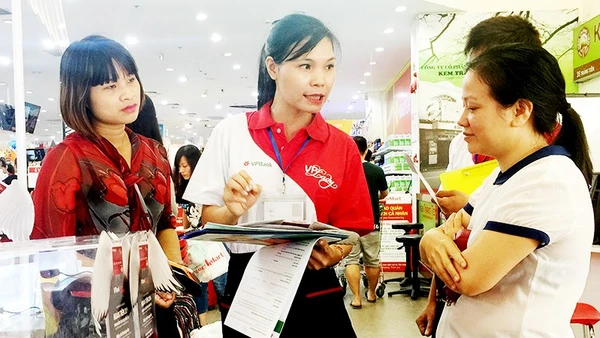 Tư vấn giới thiệu làm thẻ tín dụng tiêu dùng của Ngân hàng VPBank. Ảnh: NAM ANH