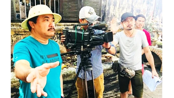 NSƯT Phương Điền chỉ đạo cảnh quay bộ phim “Mẹ Biển” tại Phan Thiết, đầu năm 2025. Ảnh: Đoàn làm phim cung cấp
