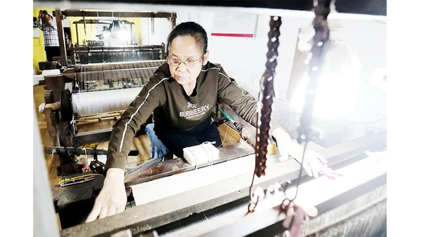 Lao động lớn tuổi giàu kinh nghiệm làm việc tại HTX dệt đũi Nam Cao (Hưng Yên). Ảnh: KHIẾU MINH