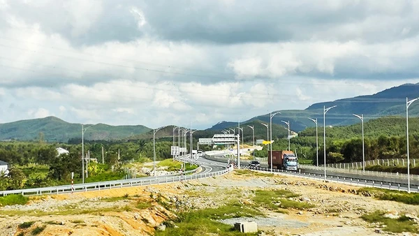 Đẩy mạnh giải ngân vốn đầu tư cho các dự án đường cao tốc Bắc - Nam góp phần thúc đẩy tăng trưởng tín dụng. Ảnh: NAM ANH