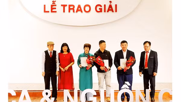 Trao giải A của cuộc thi. Ảnh: ANH QUÂN