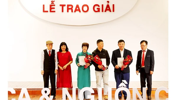 Trao giải A của cuộc thi. Ảnh: ANH QUÂN