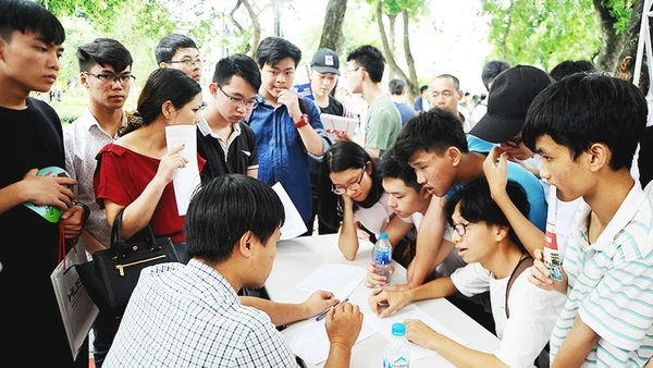 Tư vấn tuyển sinh tại Đại học Bách khoa. Ảnh: ĐÔNG BẮC