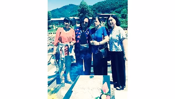 Nhà văn Vũ Thị Hồng (thứ hai từ phải sang) cùng các đồng nghiệp về thăm lại chiến trường xưa, viếng mộ nhà thơ Nguyễn Mỹ ở nghĩa trang Bắc Trà Mi (Đà Nẵng). Ảnh tư liệu