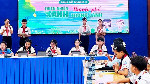 Các đại biểu thiếu nhi hiến kế tại phiên thảo luận.