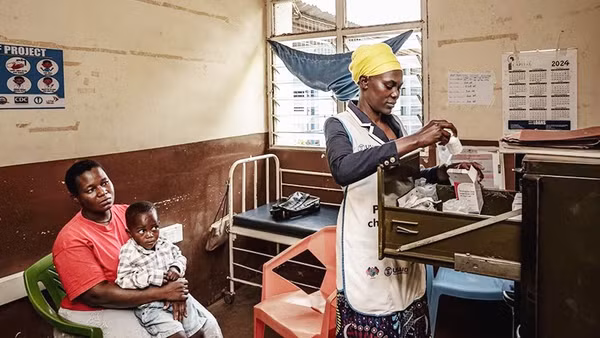 Một trung tâm y tế ứng dụng vaccine từ mRNA ngừa HIV tại Uganda. Ảnh: AP 