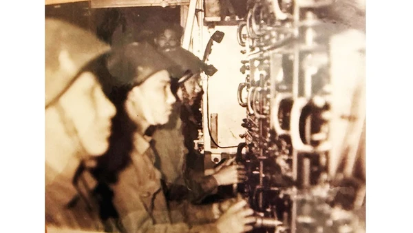 Kíp trắc thủ điều khiển tiểu đoàn 52, Đơn vị Anh hùng Lực lượng vũ trang nhân dân (từ ngoài vào trong: Trần Hay, trắc thủ phương vị; Hoàng Văn Nam, trắc thủ cự ly; Vương Thái Thanh, trắc thủ góc tà).