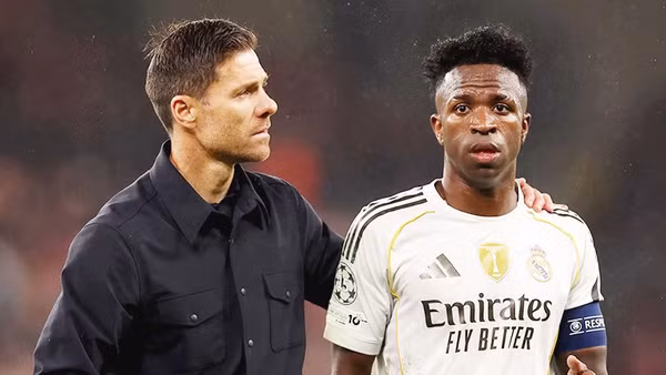 Tương lai của HLV Xabi Alonso (trái) đang rất bấp bênh tại Real Madrid.