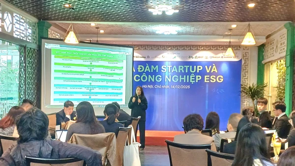 Diễn giả thuyết trình về khu công nghiệp ESG.