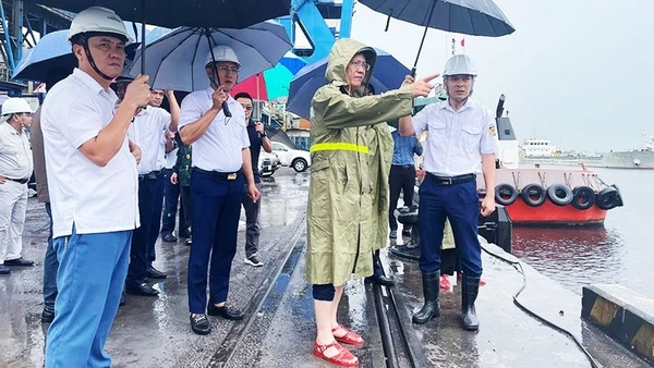 Lãnh đạo Cục Hàng hải và Đường thủy Việt Nam kiểm tra công tác phòng, chống bão số 10 tại cảng Nghi Sơn, Thanh Hóa.