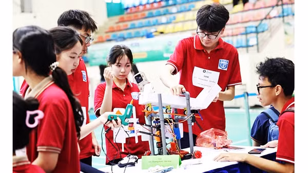Học sinh trung học thi lắp ráp robot. Ảnh: HNUE
