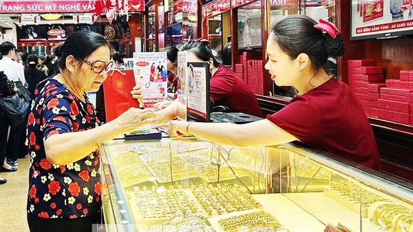 Thời gian qua, giá vàng trong nước liên tục leo thang. Ảnh: MINH CHÂU