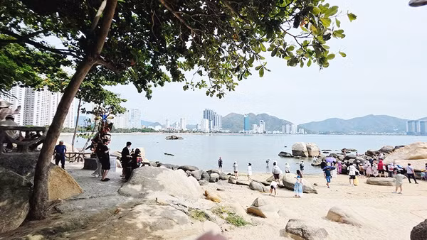 Ngắm nhìn thành phố từ Hòn Chồng.