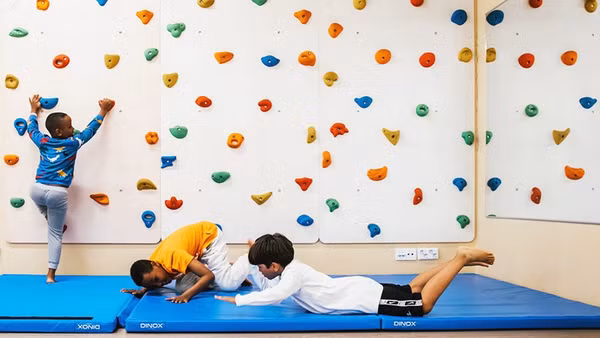 Thẻ giải trí hỗ trợ thời gian ngoại khóa chất lượng cho trẻ em. Ảnh: GETTY IMAGES