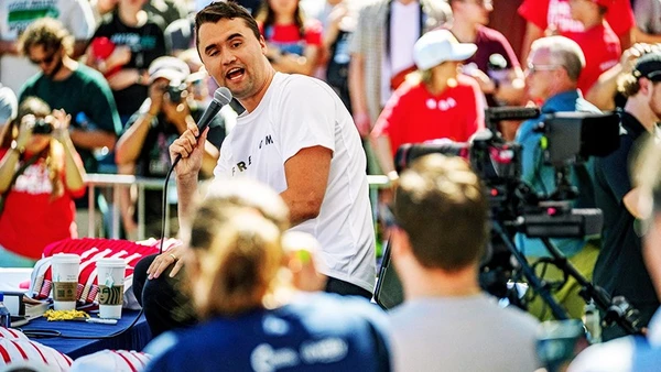 Nhà hoạt động Charlie Kirk.