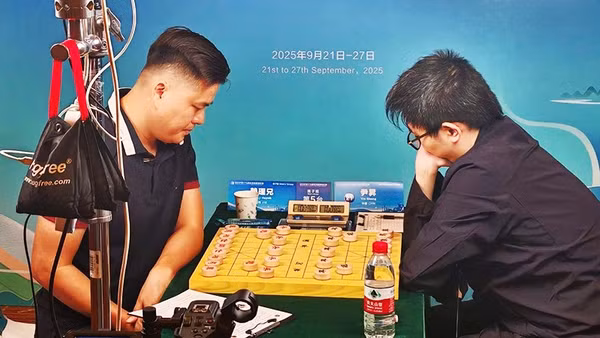 Kỳ thủ Lại Lý Huynh (trái) đối đầu Doãn Thăng tại Giải cờ tướng vô địch thế giới.