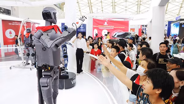 Thế hệ trẻ thích thú với các mẫu robot do Việt Nam sản xuất.