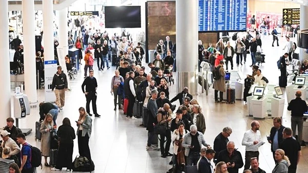 Sân bay Copenhagen bị tê liệt sau vụ tấn công bằng UAV. Ảnh: AFP