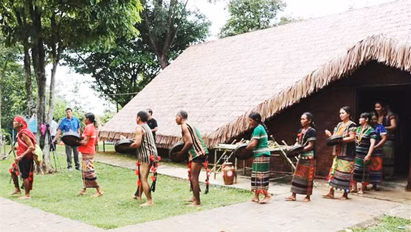 Trân trọng di sản của đồng bào