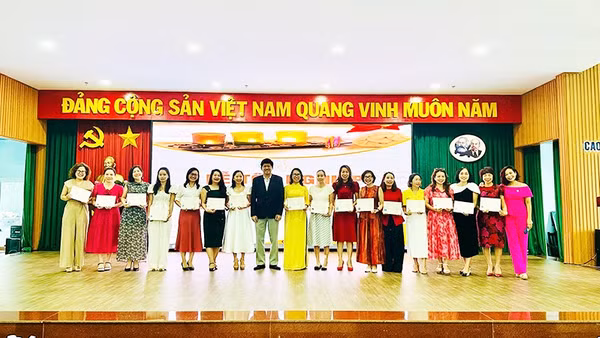 Lễ tốt nghiệp khóa đào tạo nghề kỹ thuật chăm sóc da cơ bản