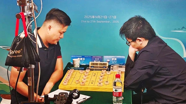 Kỳ thủ Lại Lý Huynh (trái) đối đầu Doãn Thăng tại Giải cờ tướng vô địch thế giới.