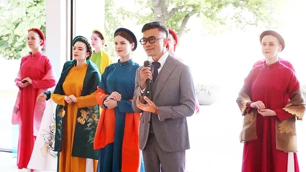 Vũ Việt Hà giới thiệu một số thiết kế.