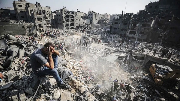 Một người dân tại Dải Gaza bất lực trước những ngôi nhà bị phá hủy. Ảnh: CNN