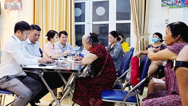 Phát tiền cho toàn dân trong dịp đại lễ kỷ niệm 80 năm Cách mạng Tháng Tám và Quốc khánh 2/9. Ảnh: SONG ANH