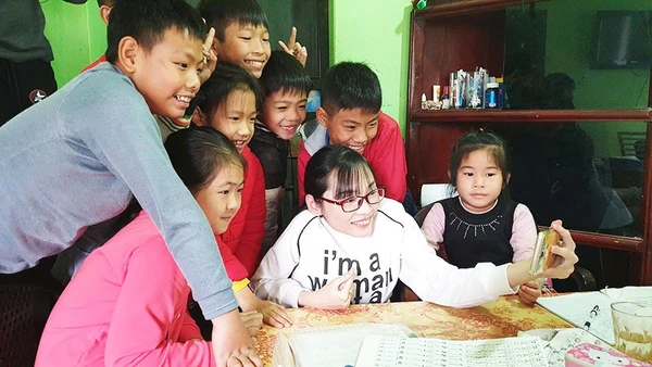 Cô giáo Ngọc Tâm bên các em học sinh.