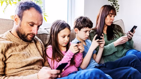 Nhiều gia đình bị mất kết nối vì sử dụng quá nhiều điện thoại thông minh. Ảnh: GETTY