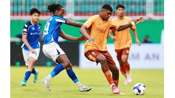 CLB HAGL (phải) chưa ghi được bàn thắng nào sau 3 vòng V.League 2025-2026.