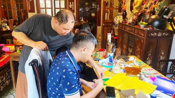 Ông Hùng hướng dẫn học trò làm mã cổ.