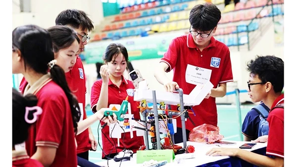 Học sinh trung học thi lắp ráp robot. Ảnh: HNUE