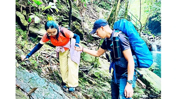 Quang cùng khách khám phá vẻ đẹp của rừng Bạch Mã.