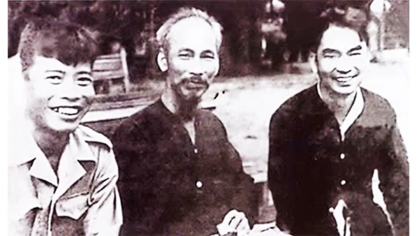 Ông Lê Giản (áo đen) ngồi bên trái Bác Hồ, bên phải là đồng chí Phạm Hùng.