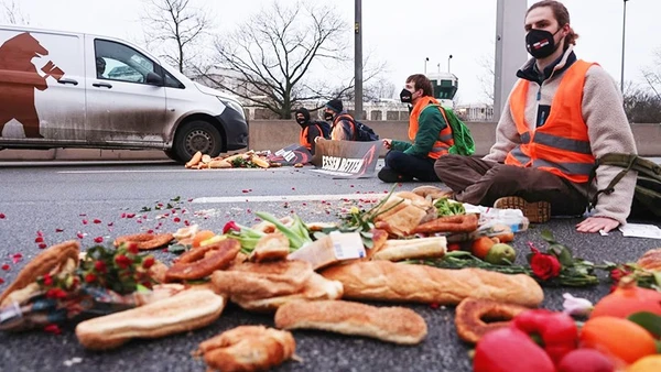 Các nhà hoạt động ở Đức tuần hành phản đối tình trạng lãng phí thực phẩm. Ảnh: REUTERS