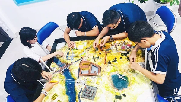 Một buổi học ngoại khóa của CLB học sinh yêu lịch sử tại Trường THCS Cầu Giấy (Hà Nội).