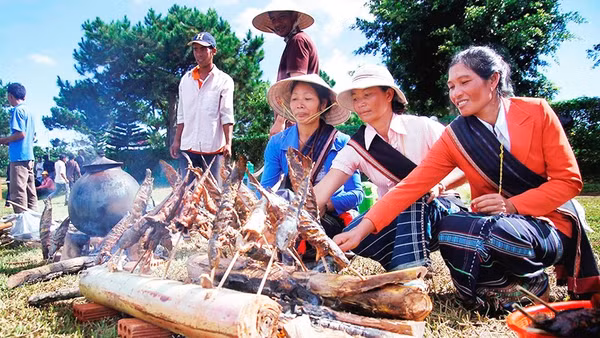 Món cá suối được ướp và nướng bằng phương thức truyền thống của người Cơ Ho.