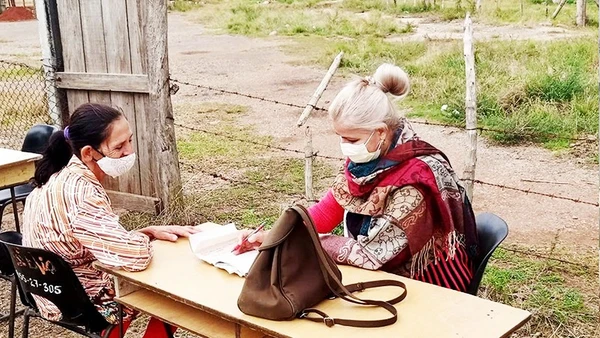 Người dân Cuba được các bác sĩ thăm khám tại nhà. Ảnh: YEMMI VALDÉS