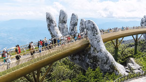 Bà Nà Hills luôn thu hút đông đảo du khách.