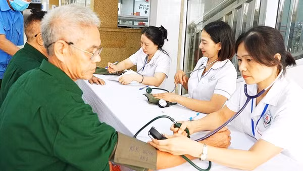 Khám, cấp thuốc miễn phí cho nạn nhân chất độc da cam/dioxin