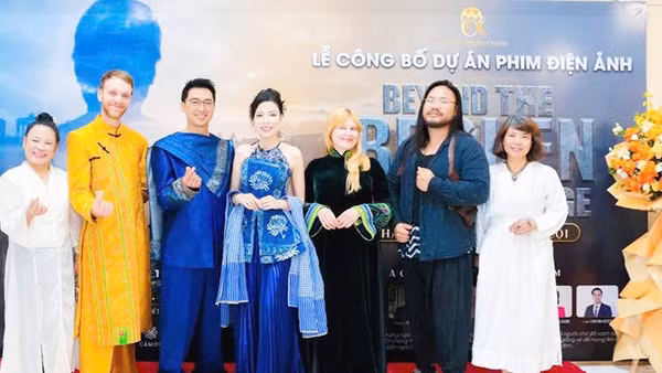 Đạo diễn Kristina Schippling (thứ ba từ phải sang) tại lễ công bố dự án phim.
