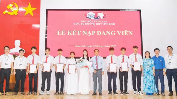 Kết nạp đảng viên cho học sinh tại Trường trung học phổ thông Vĩnh Linh.