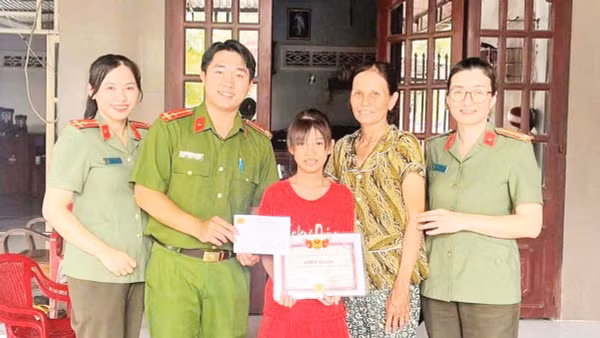 Đại diện Công an phường Bình Phước trao quà cho “Con nuôi”.
