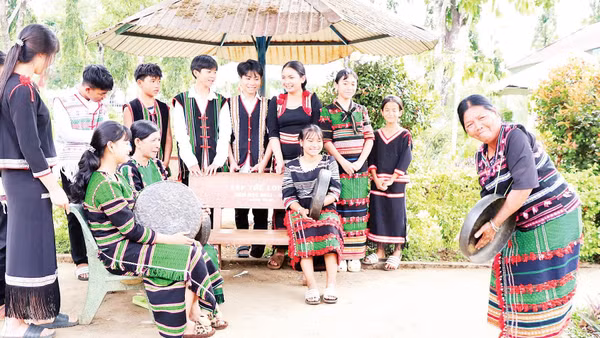 Các nghệ nhân trên địa bàn phường Đông Gia Nghĩa (Lâm Đồng) thực hành truyền dạy cồng chiêng cho học sinh Trường tiểu học và trung học cơ sở Trần Văn Ơn.