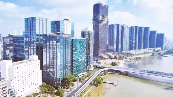 Để tăng trưởng hai con số, Thành phố Hồ Chí Minh cần hướng dòng vốn vào các động lực tăng trưởng chiến lược (Ảnh TÙNG ANH)