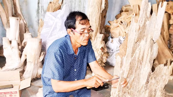 Ông Nguyễn Văn Thái (60 tuổi) đang miệt mài chế tác một khúc trầm cảnh mỹ nghệ.