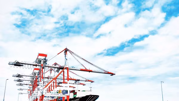 Tàu container cỡ lớn vào cảng biển tại khu vực Cái Mép-Thị Vải làm hàng.