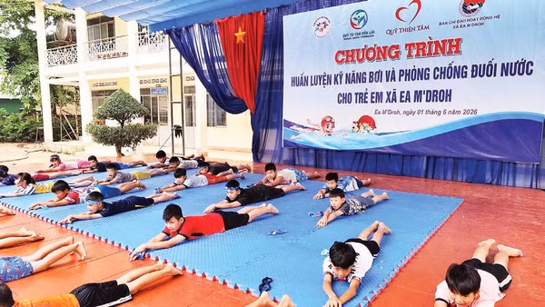 Ban Chỉ đạo hoạt động hè xã Ea M'Droh phối hợp các đơn vị tổ chức lớp huấn luyện kỹ năng bơi và phòng chống đuối nước cho trẻ em.
