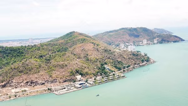 Núi Lớn, núi Nhỏ Vũng Tàu nhìn từ trực thăng.
